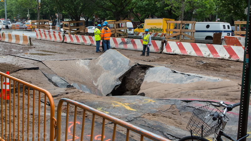 Illustration for article titled A Giant Sinkhole Just Opened Up in the Middle of Manhattan